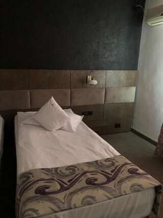 Отель Hotel Corsa Мангалия Улучшенный двухместный номер с 2 отдельными кроватями и видом на город-2