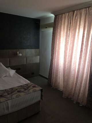 Отель Hotel Corsa Мангалия Улучшенный двухместный номер с 2 отдельными кроватями и видом на город-5