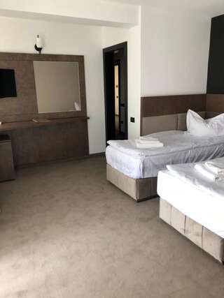 Отель Hotel Corsa Мангалия Улучшенный двухместный номер с 2 отдельными кроватями и видом на город-7